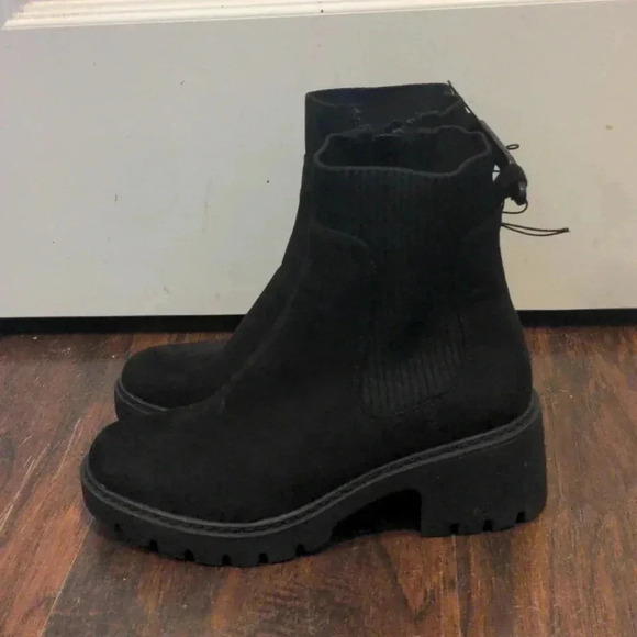 No Boundaries Women's Chelsea Boots with Knit Panel - Picture 2 of 9